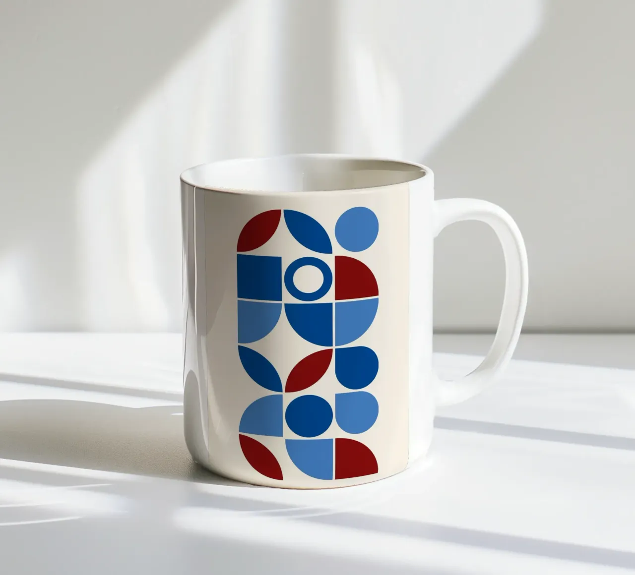 Geometrische harmonie blauw en rood - Moderne abstracte kunstdruk keramische mok van NorwesClub
