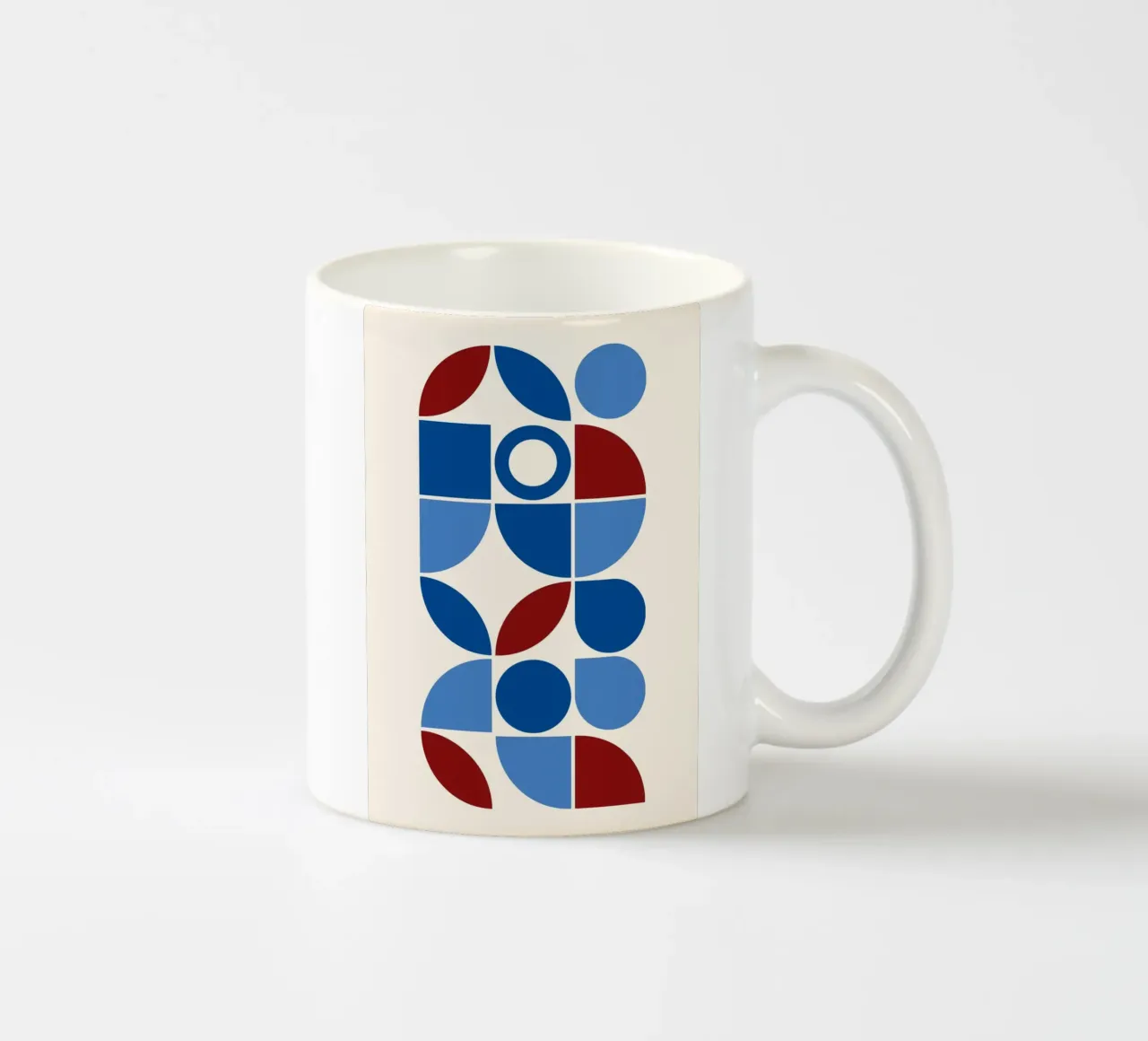 Geometrische harmonie blauw en rood - Moderne abstracte kunstdruk keramische mok van NorwesClub