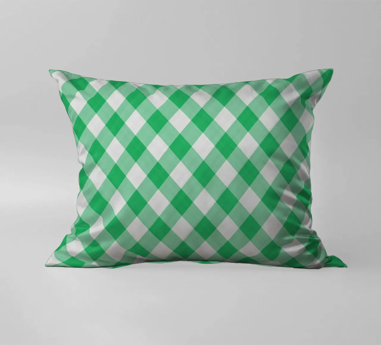 Gingham in verde foglia cuscino da Happy Littles