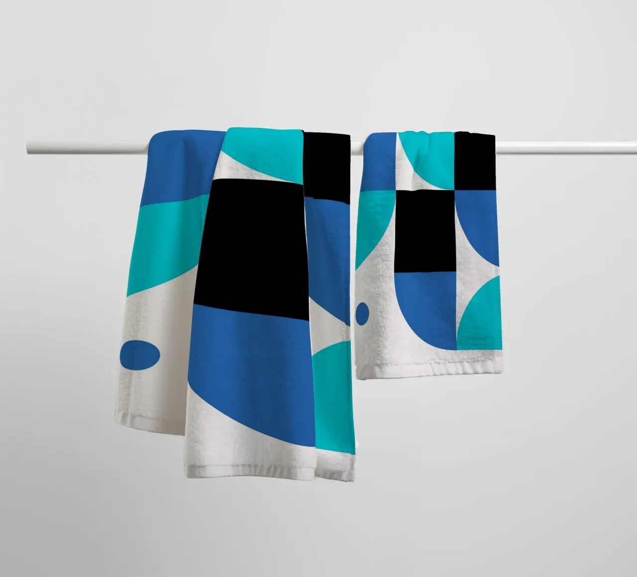 Geometrische Abstraktion: Blau & Schwarz Moderner Kunstdruck Handtuch von NorwesClub