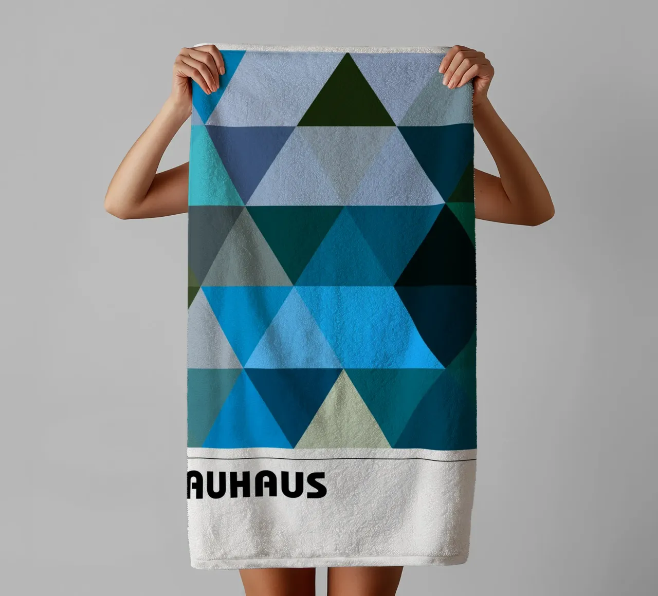 Triangles Bauhaus : Abstraction géométrique, tons froids Tendance Art serviette de bain de NorwesClub