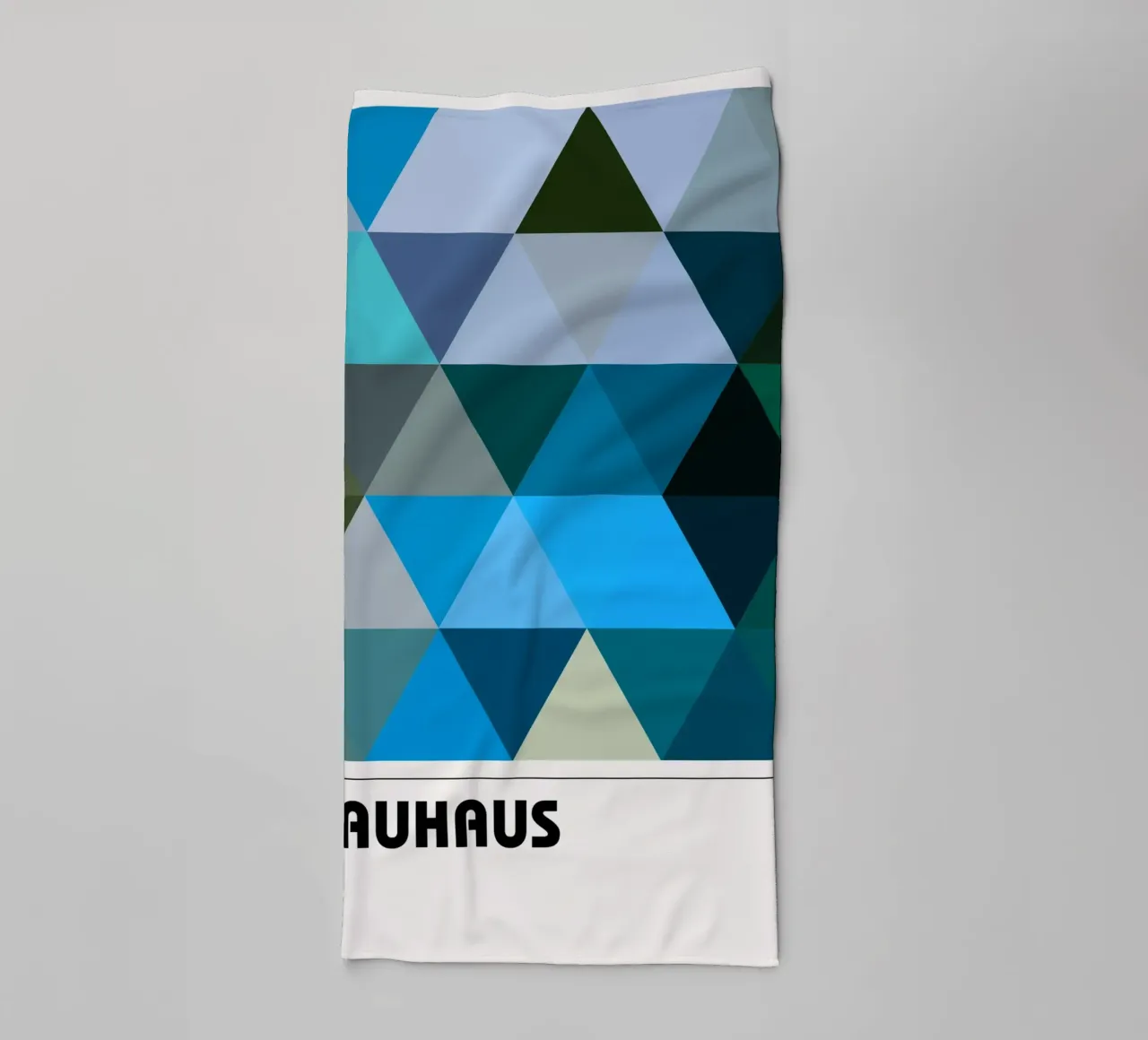 Triangles Bauhaus : Abstraction géométrique, tons froids Tendance Art serviette de bain de NorwesClub