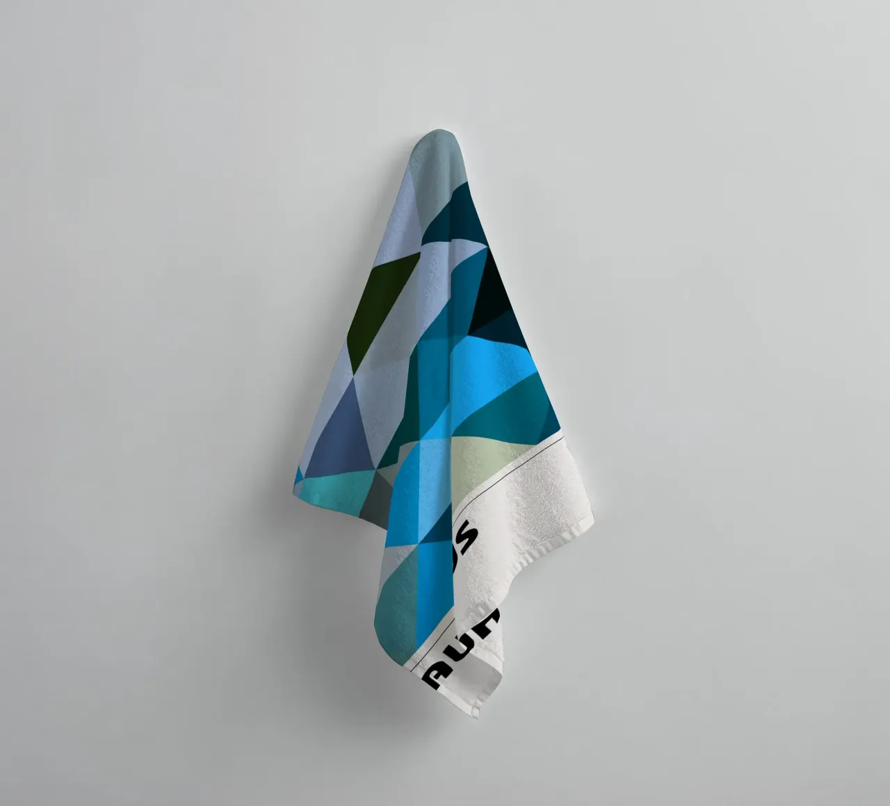 Triangles Bauhaus : Abstraction géométrique, tons froids Tendance Art serviette de bain de NorwesClub