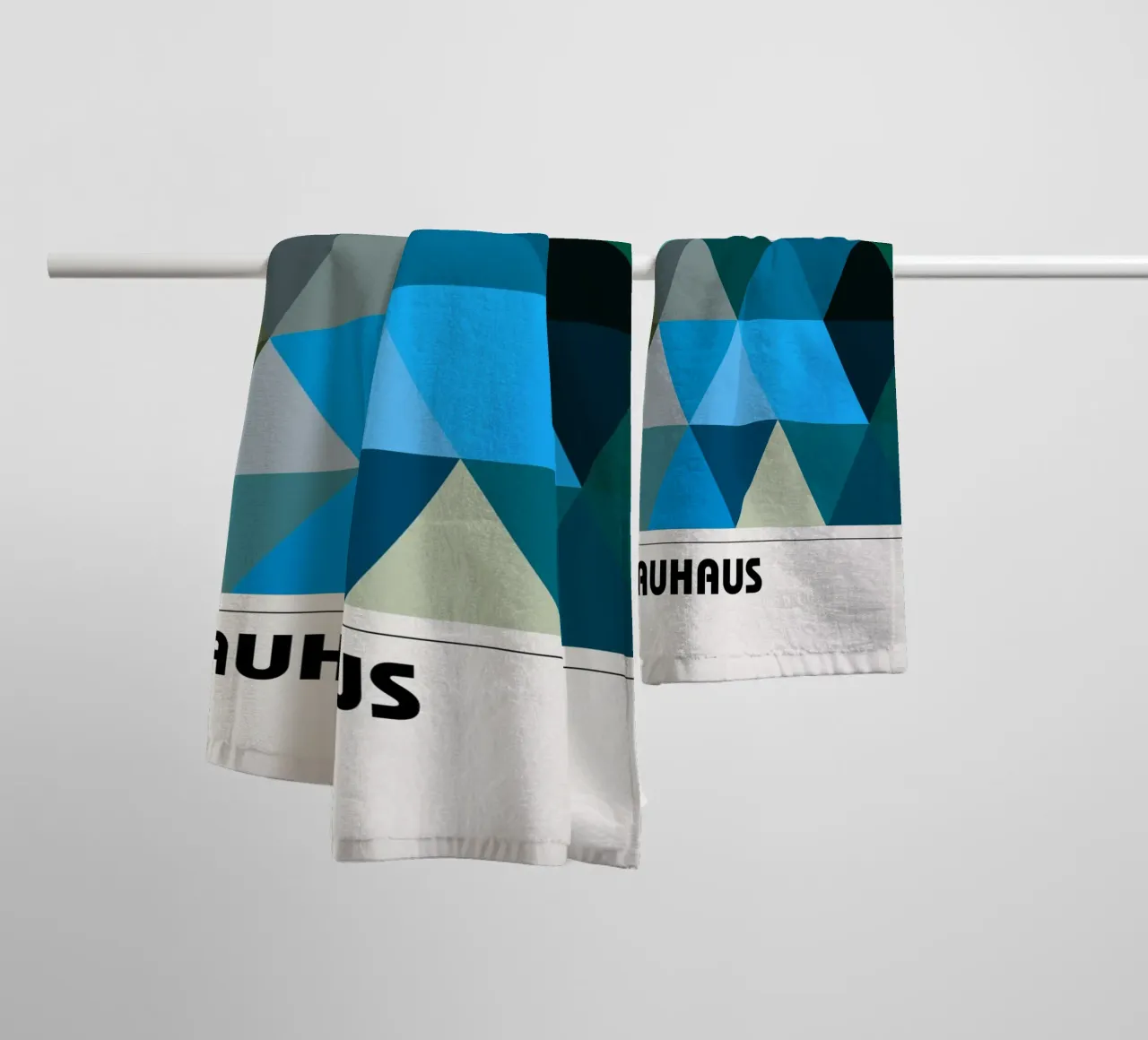 Triangles Bauhaus : Abstraction géométrique, tons froids Tendance Art serviette de bain de NorwesClub