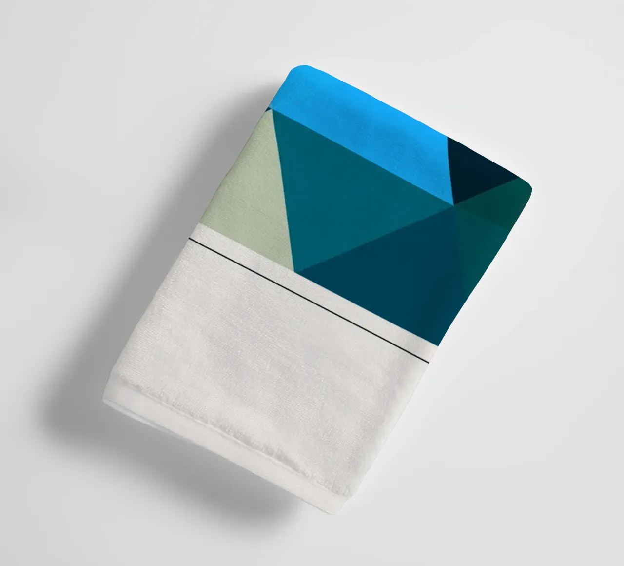 Triangles Bauhaus : Abstraction géométrique, tons froids Tendance Art serviette de bain de NorwesClub