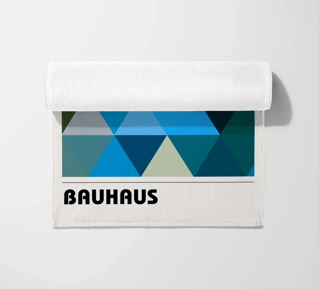 Triángulos Bauhaus: Geometría Abstracta, Tonos Fríos Tendencia Arte toalla de playa de NorwesClub