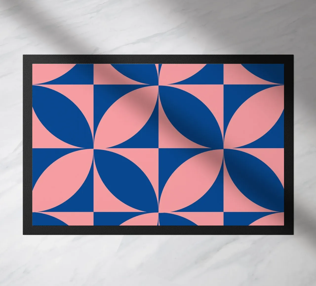 Pétales de Brasilia : Abstrait géométrique, rose et bleu Trend Art paillasson de NorwesClub