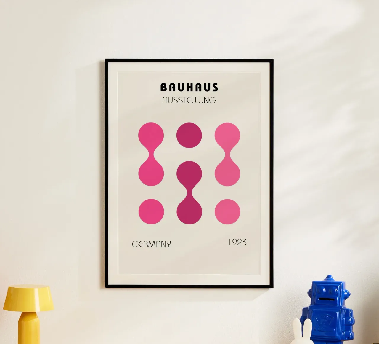 Bauhaus 1923 Pink: Abstract Geometric, Modernist Trend Art Poster mit Kunststoffrahmen von NorwesClub