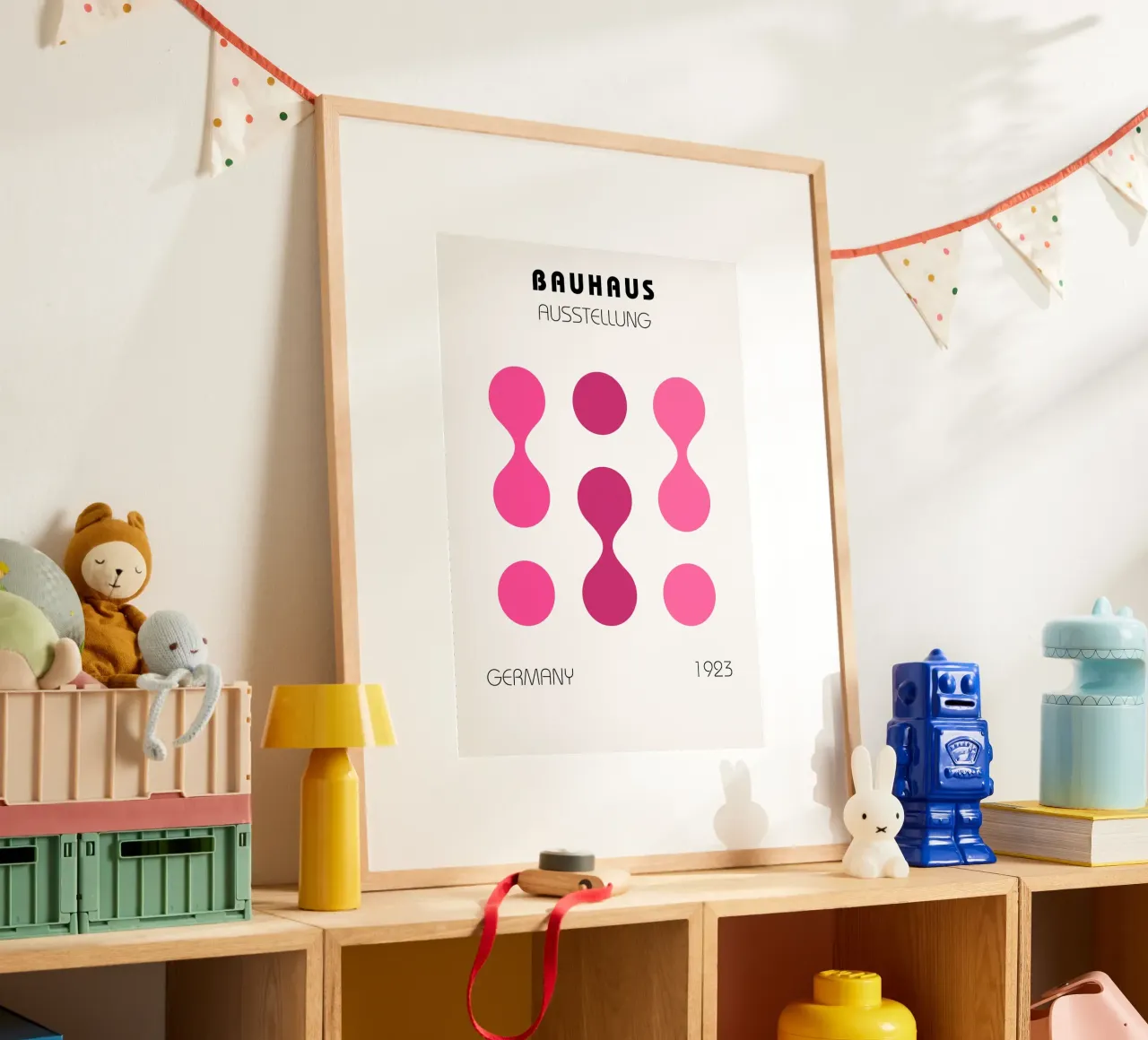 Bauhaus 1923 Pink: Abstract Geometric, Modernist Trend Art Poster mit Kunststoffrahmen von NorwesClub