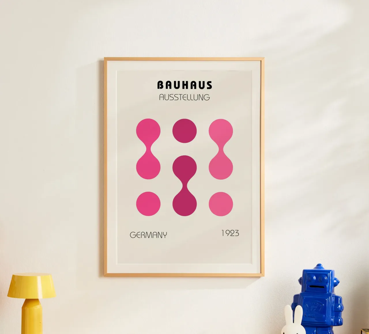 Bauhaus 1923 Pink: Abstract Geometric, Modernist Trend Art Poster mit Kunststoffrahmen von NorwesClub