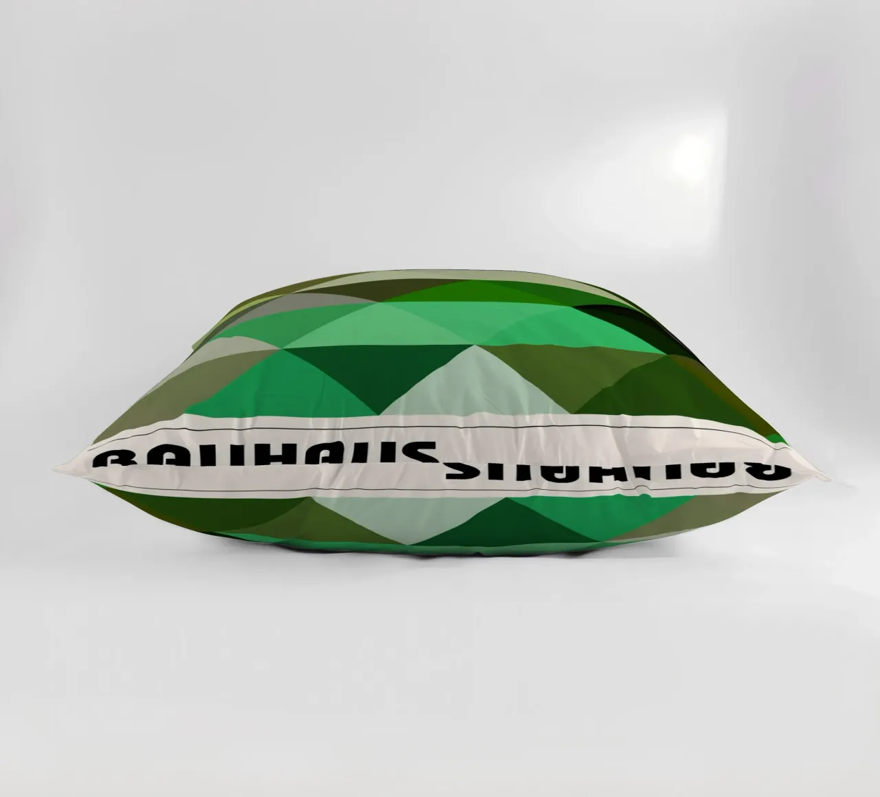 Bauhaus Evergreen: Triangoli geometrici, tendenza verde e terra cuscino da NorwesClub