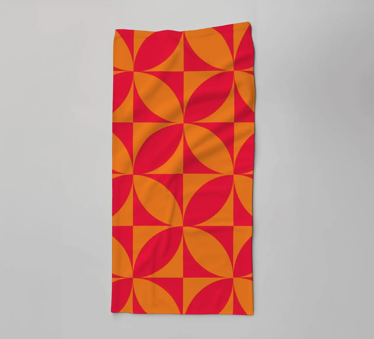Fioritura anni Sessanta: Arte di tendenza geometrica, arancione e rossa di metà secolo asciugamano da bagno da NorwesClub