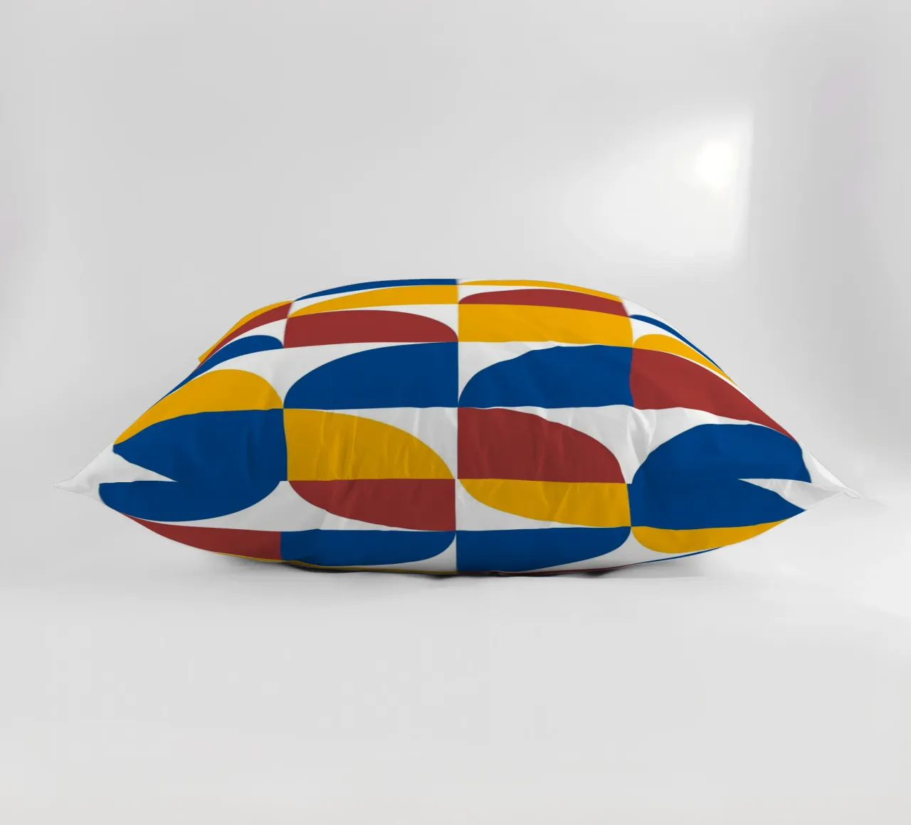 Bauhaus Primary: arte geometrica astratta e audace a blocchi di colore cuscino da NorwesClub