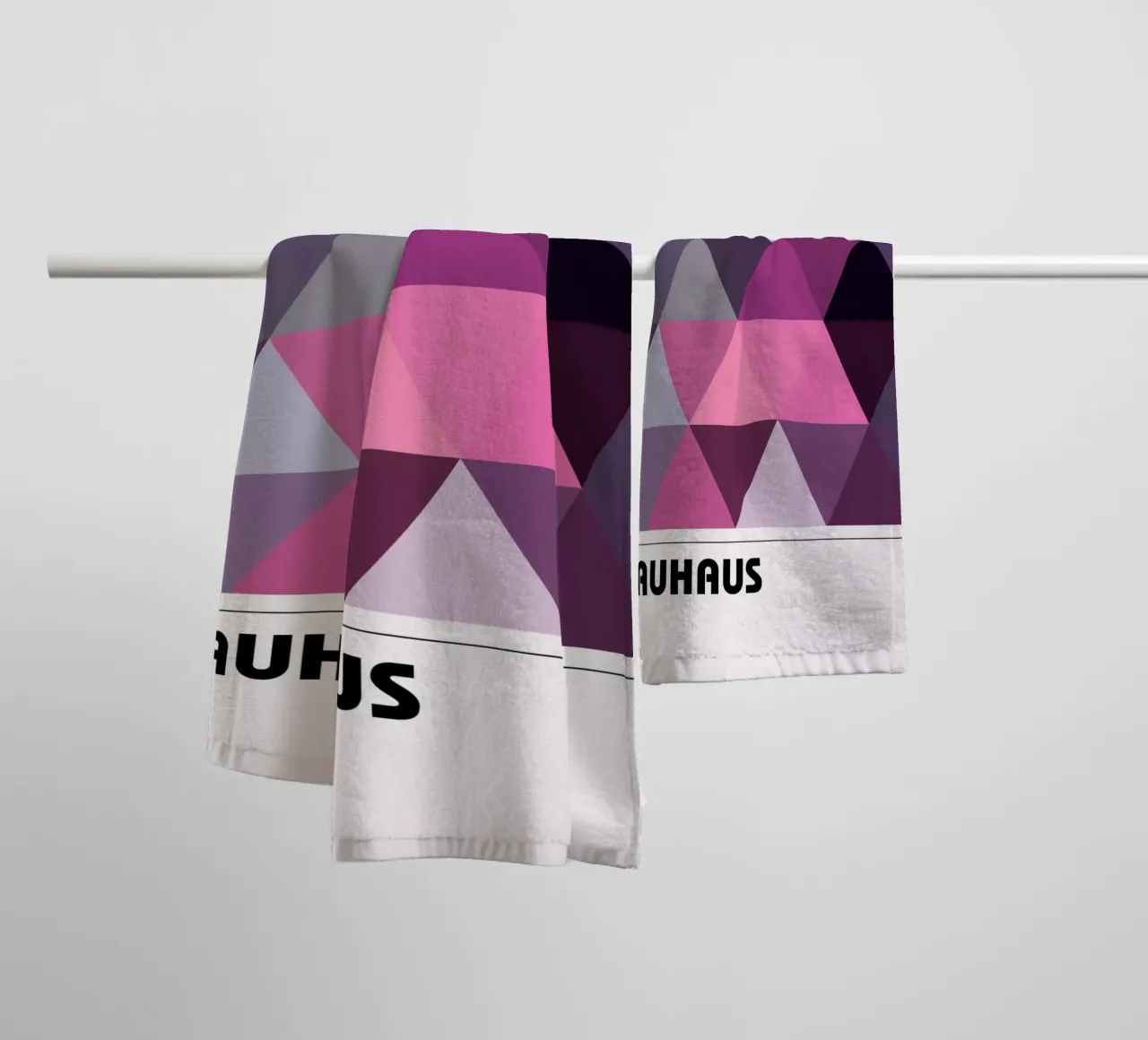 Bauhaus Lilac : Motif triangulaire géométrique, art rose moderne serviette de bain de NorwesClub