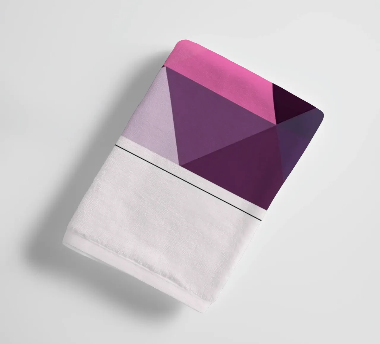 Bauhaus Lilac : Motif triangulaire géométrique, art rose moderne serviette de bain de NorwesClub