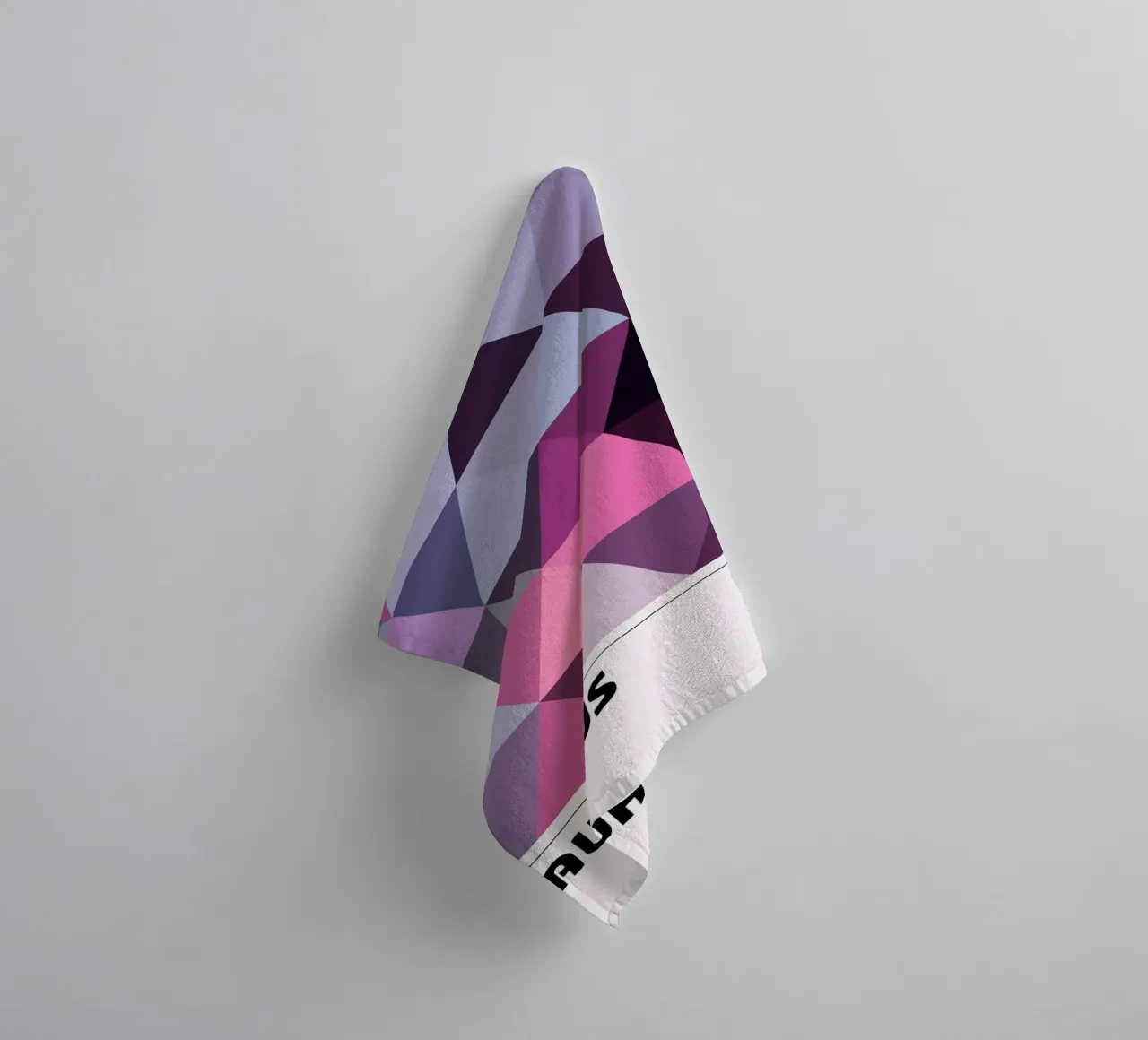 Bauhaus Lilac : Motif triangulaire géométrique, art rose moderne serviette de bain de NorwesClub