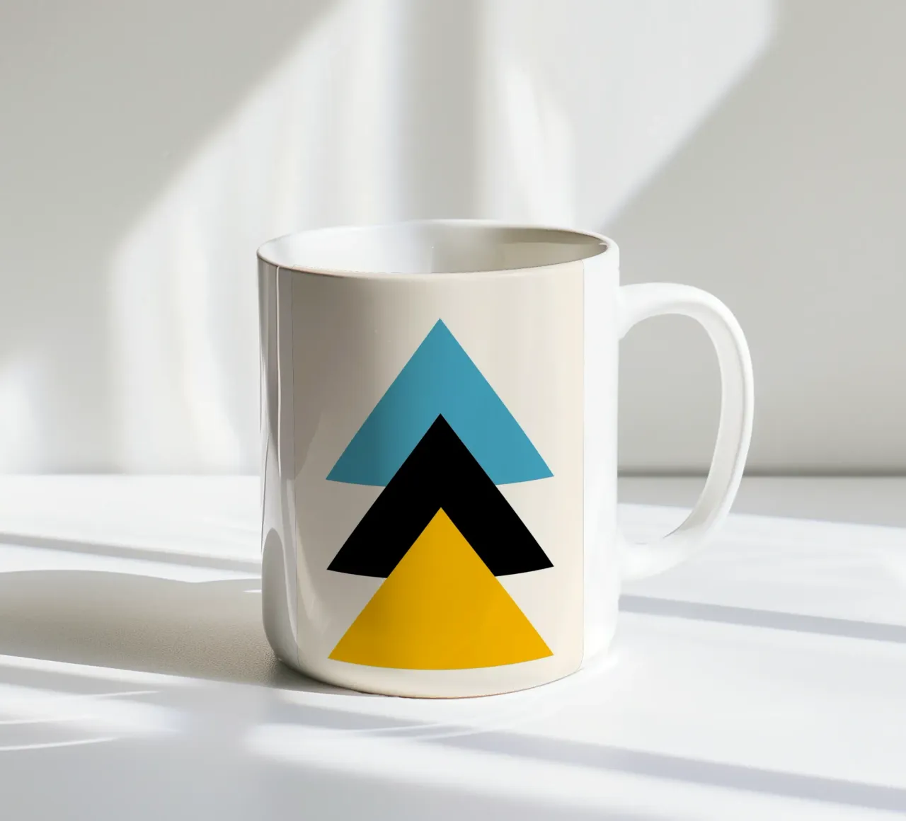 Ascension minimaliste : Triangles géométriques, Bleu Noir Jaune Ar mug en céramique de NorwesClub