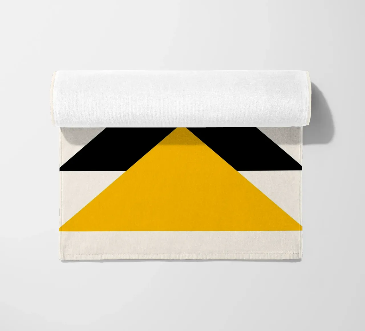 Ascension minimaliste : Triangles géométriques, Bleu Noir Jaune Ar serviette de plage de NorwesClub