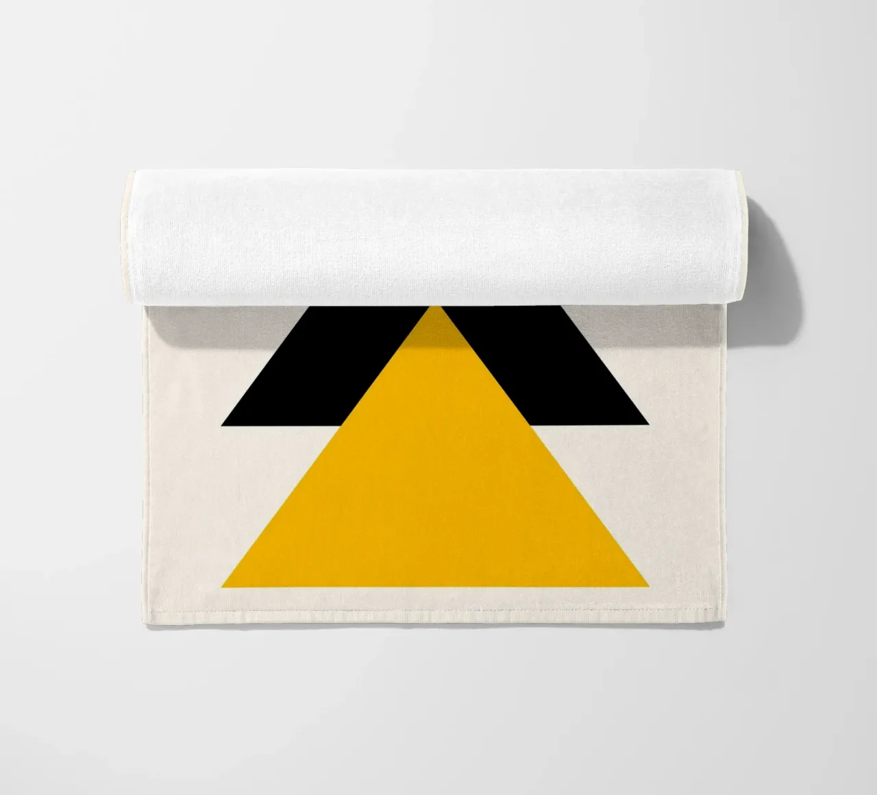 Ascension minimaliste : Triangles géométriques, Bleu Noir Jaune Ar serviette de plage de NorwesClub