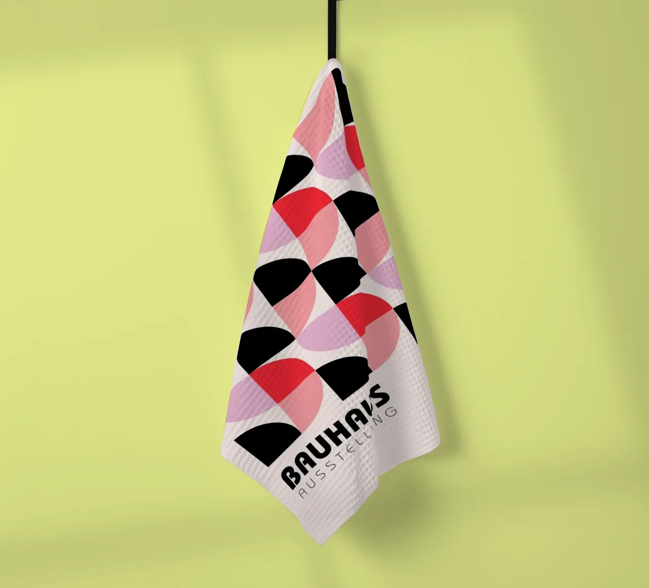 Bauhaus tentoonstelling: Geometrisch abstract, roze & rood modern A theedoek van NorwesClub