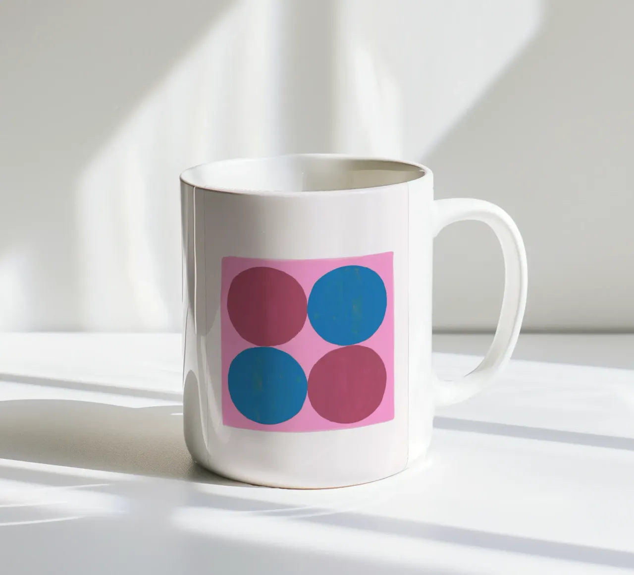 Pop Art Dots: Quadrati rosa, blu e rossi, arte moderna strutturata tazza in ceramica da NorwesClub