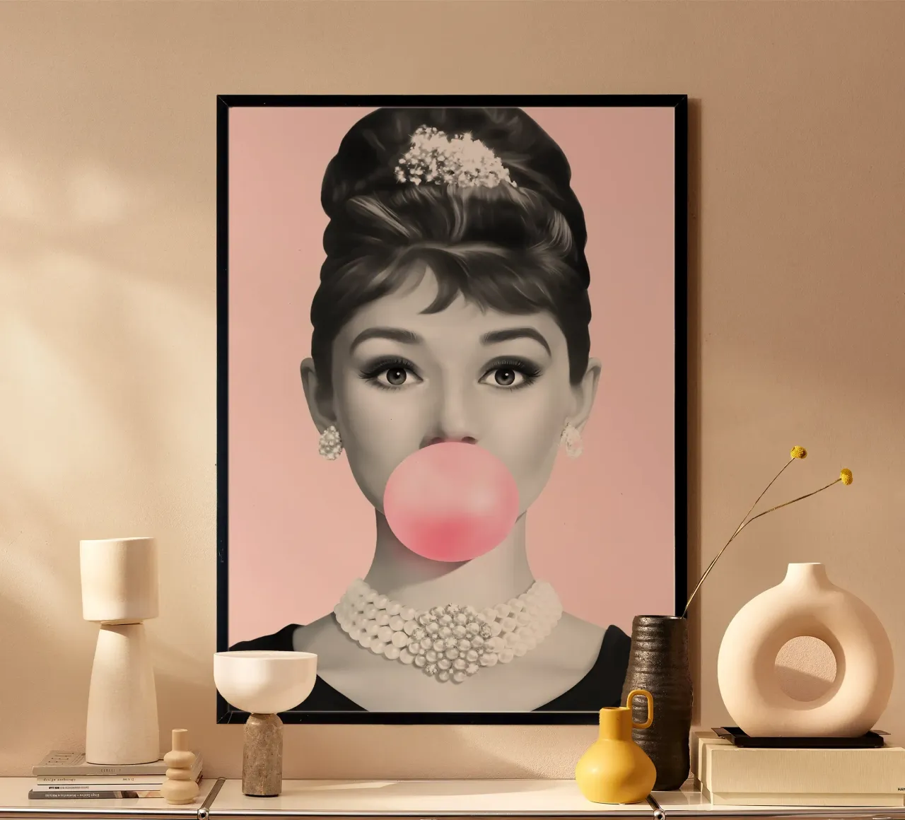 Audrey Pop: il glamour delle gomme da masticare, il ritratto iconico e lo stile retrò poster con telaio in plastica da NorwesClub