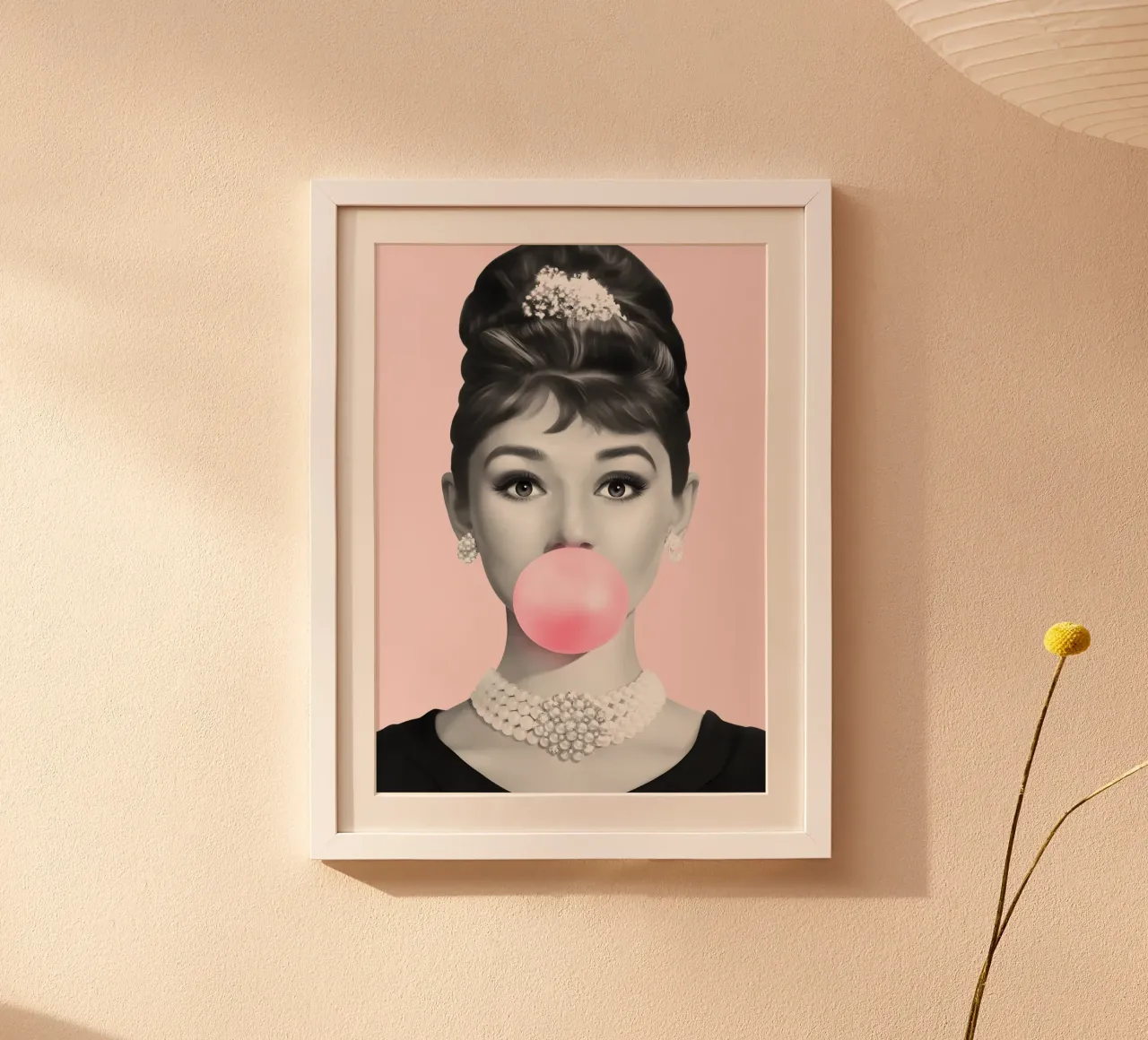 Audrey Pop: il glamour delle gomme da masticare, il ritratto iconico e lo stile retrò poster con telaio in plastica da NorwesClub