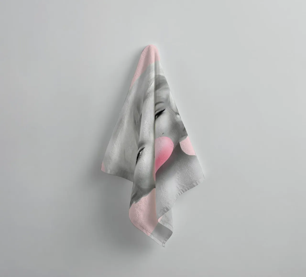 Marilyn Pop: Bubblegum Chic, Ritratto Iconico e Glamour Retrò asciugamano da bagno da NorwesClub