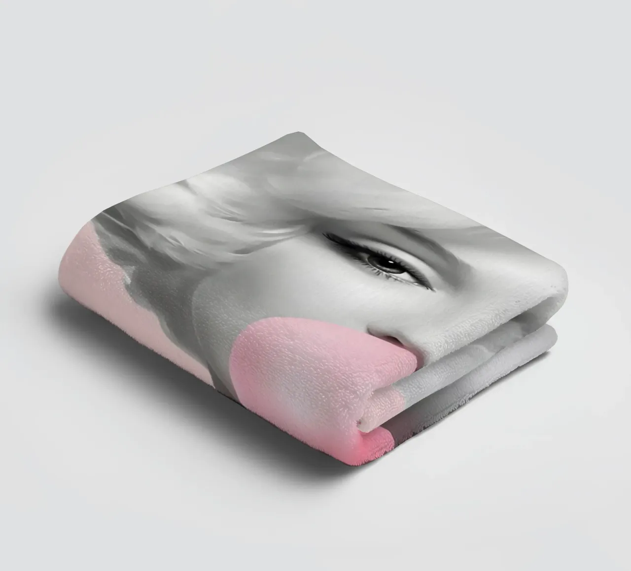 Marilyn Pop: Bubblegum Chic, Ritratto Iconico e Glamour Retrò asciugamano da bagno da NorwesClub