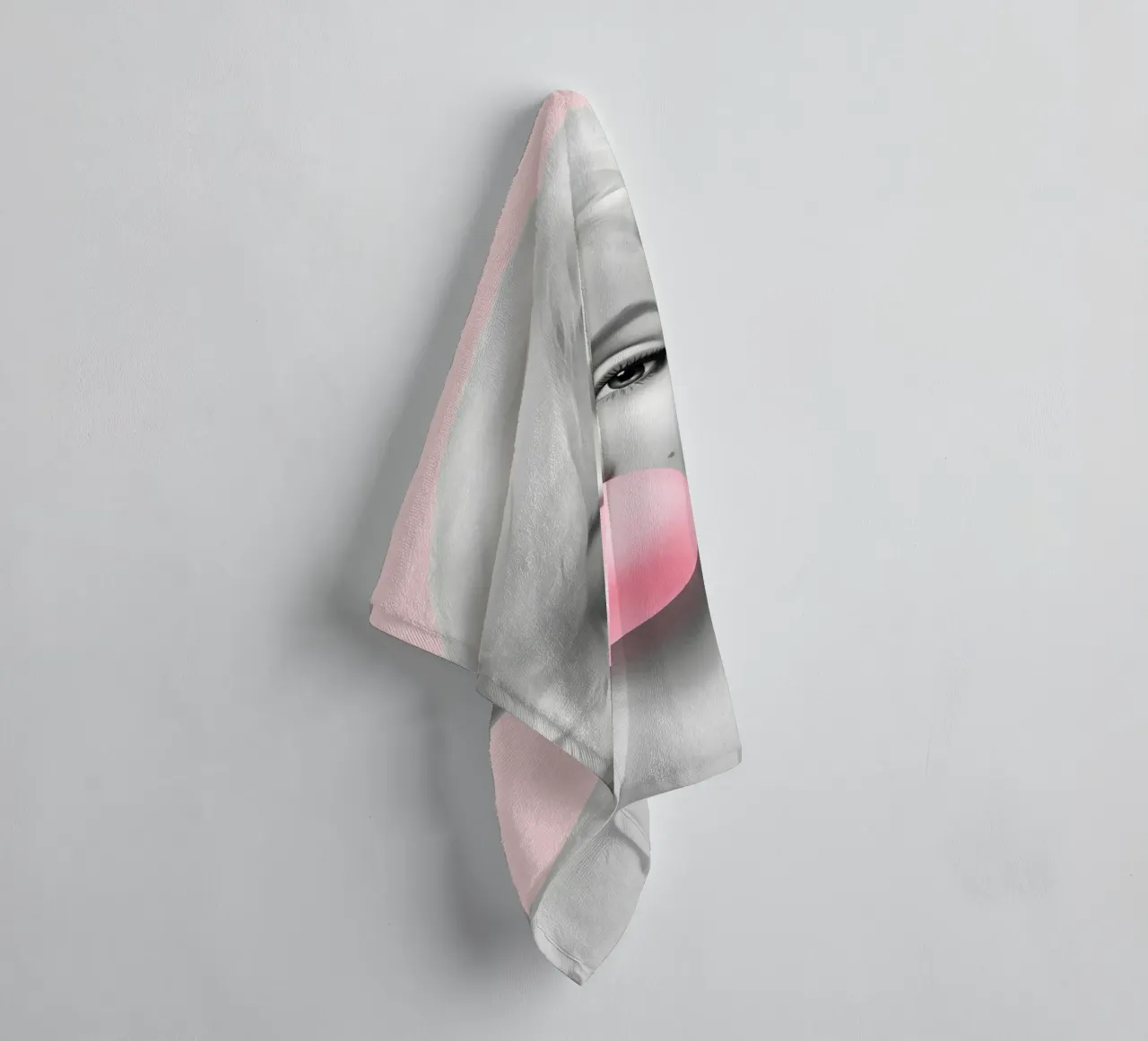 Marilyn Pop: Bubblegum Chic, Ritratto Iconico e Glamour Retrò asciugamano da bagno da NorwesClub