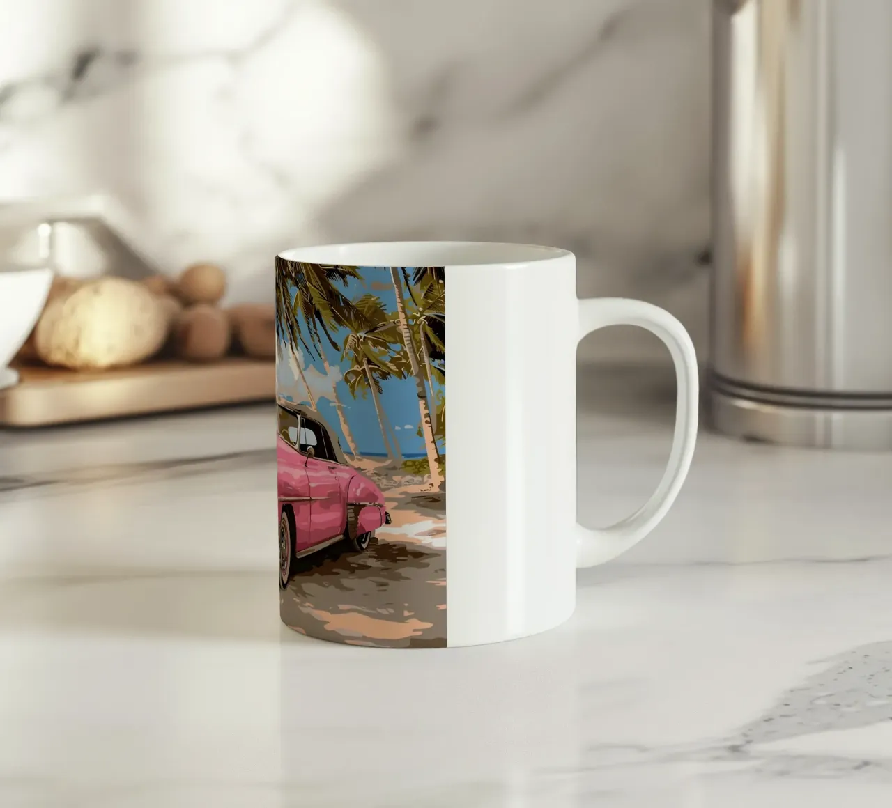 Sogno cubano: Auto rosa retrò, spiaggia e palme Stampa d'arte tazza in ceramica da NorwesClub
