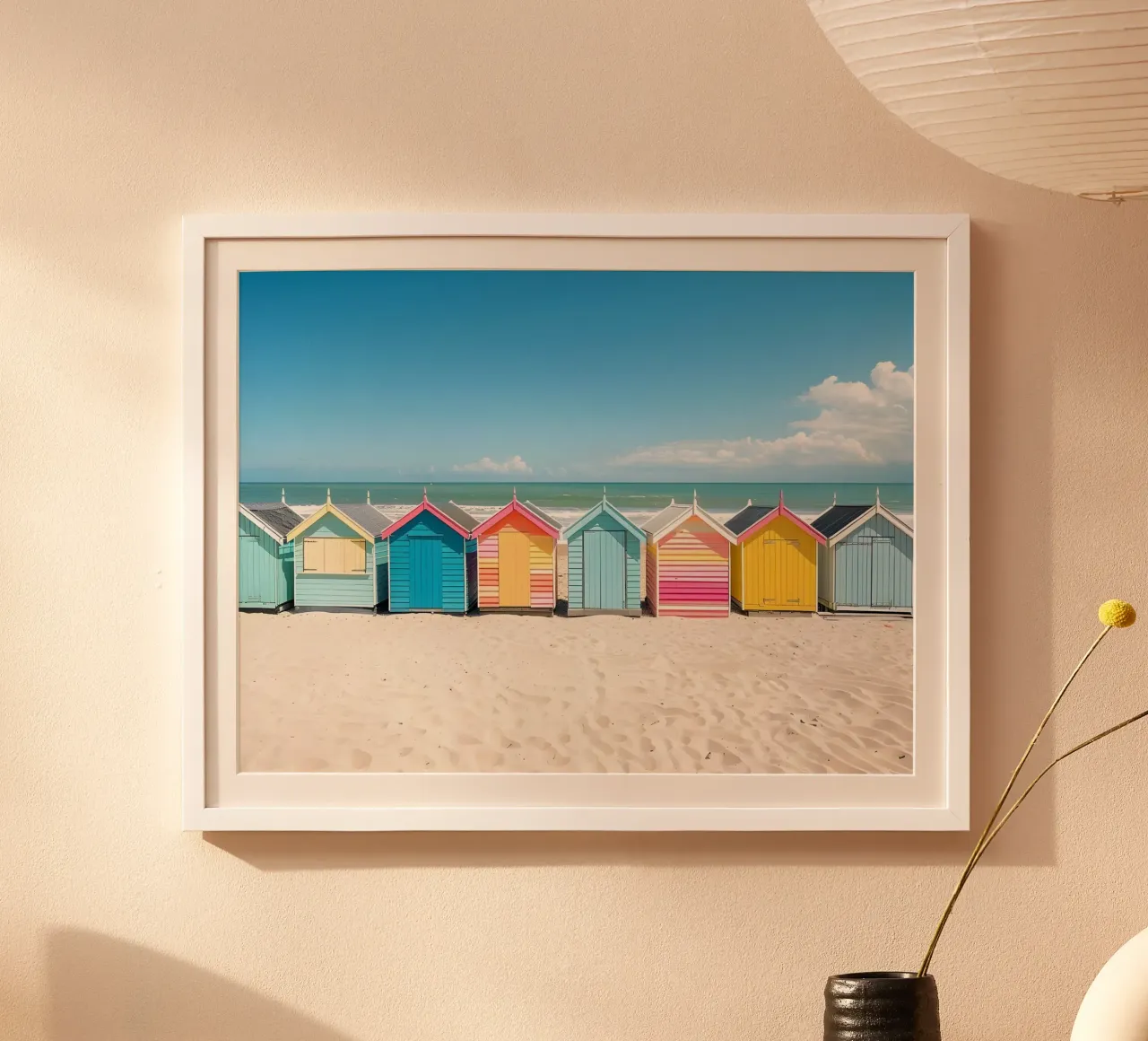 Capanne da spiaggia colorate: Arredamento costiero, viaggi estivi e oceano A poster da NorwesClub