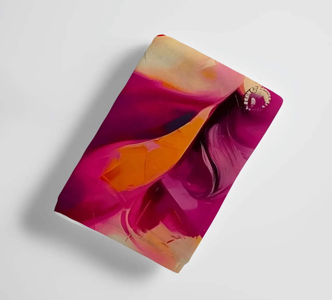 Marilyn Gloed: Expressieve Pop Art, Iconisch Portret & Roze Tint badhanddoek van NorwesClub