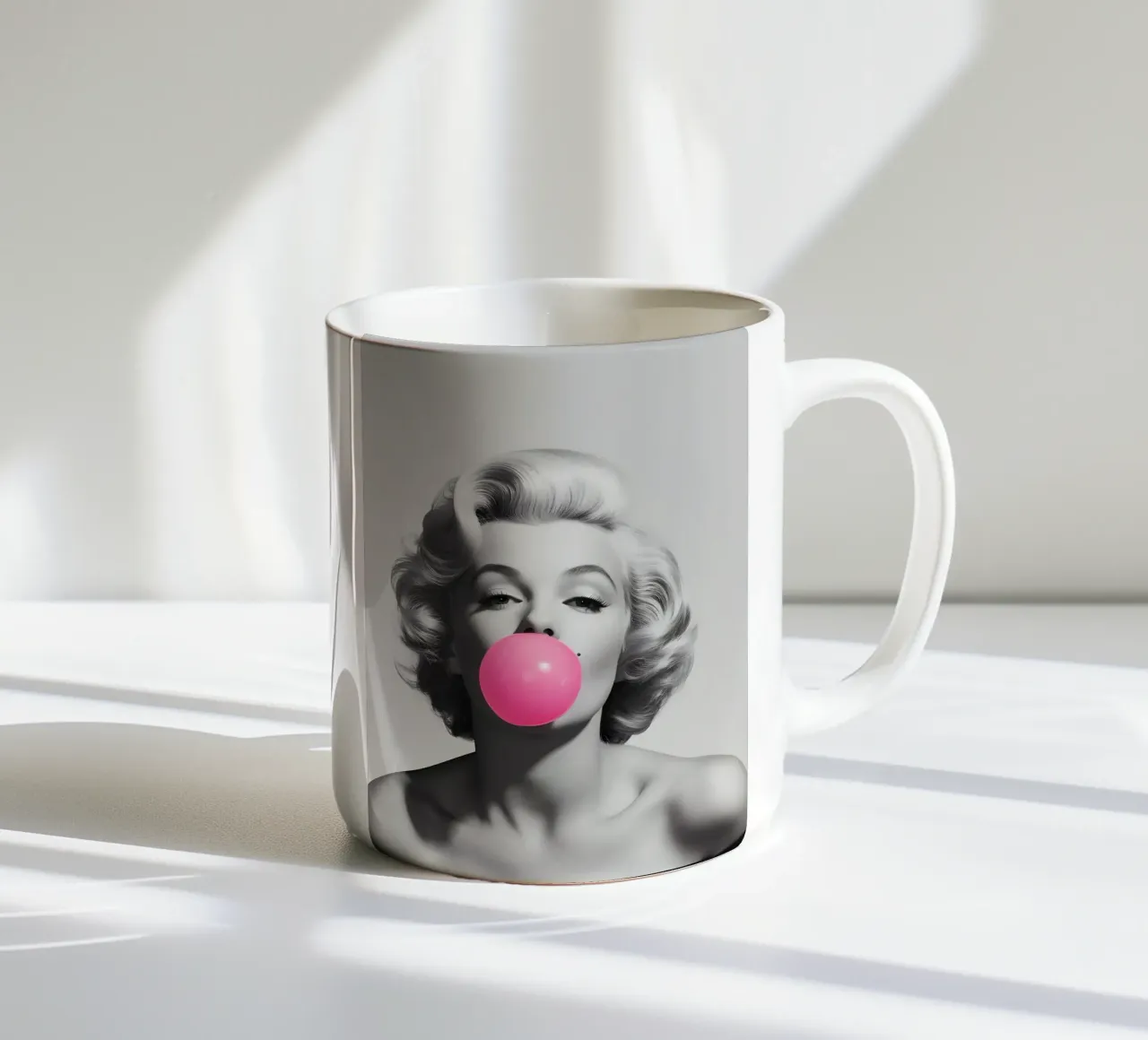 Marilyn Pop: Bubblegum Chic, Ritratto Iconico e Glamour Retrò tazza in ceramica da NorwesClub