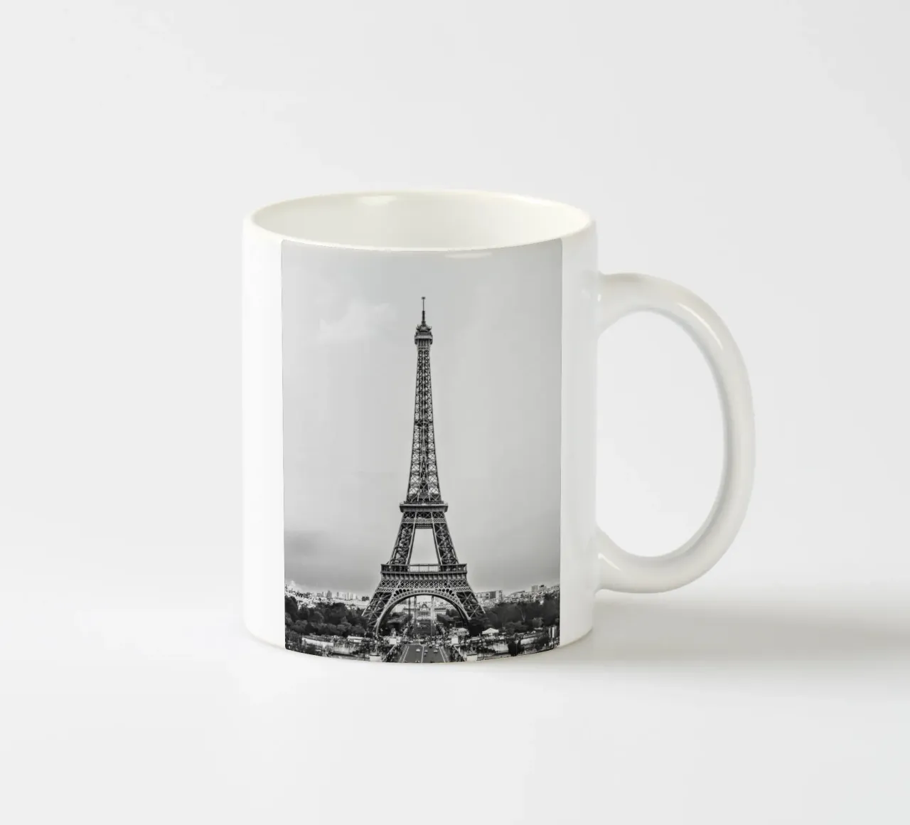 The Eiffel Tower: Still Standing, Still Stunning Keramik Tasse von zenitt