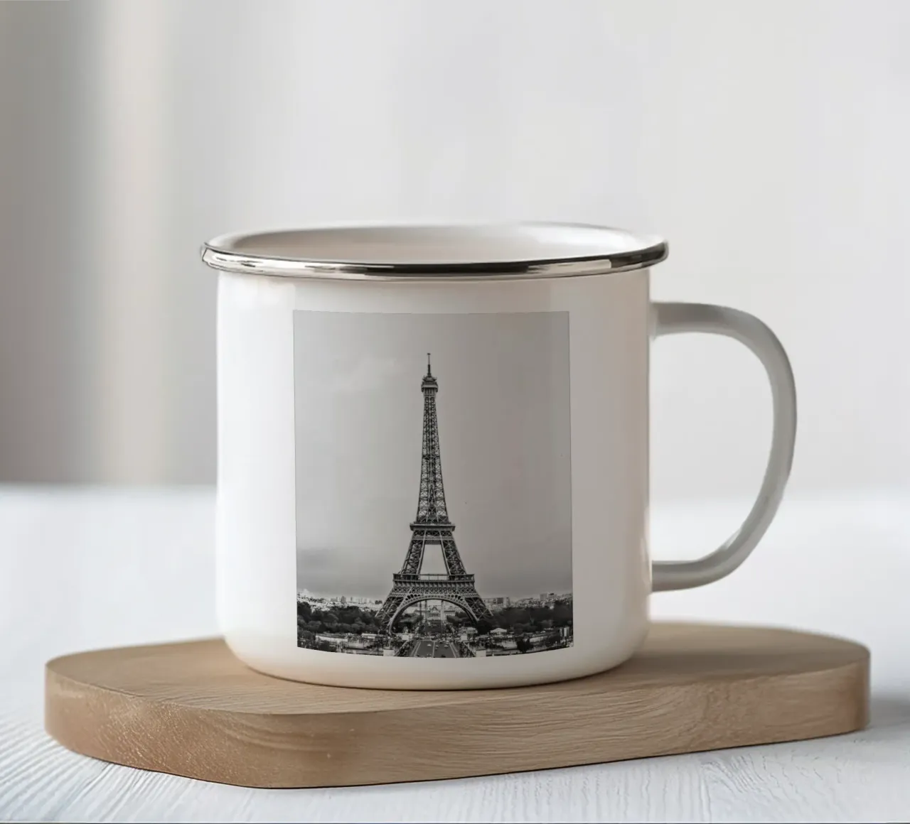 The Eiffel Tower: Still Standing, Still Stunning Emaille Tasse von zenitt