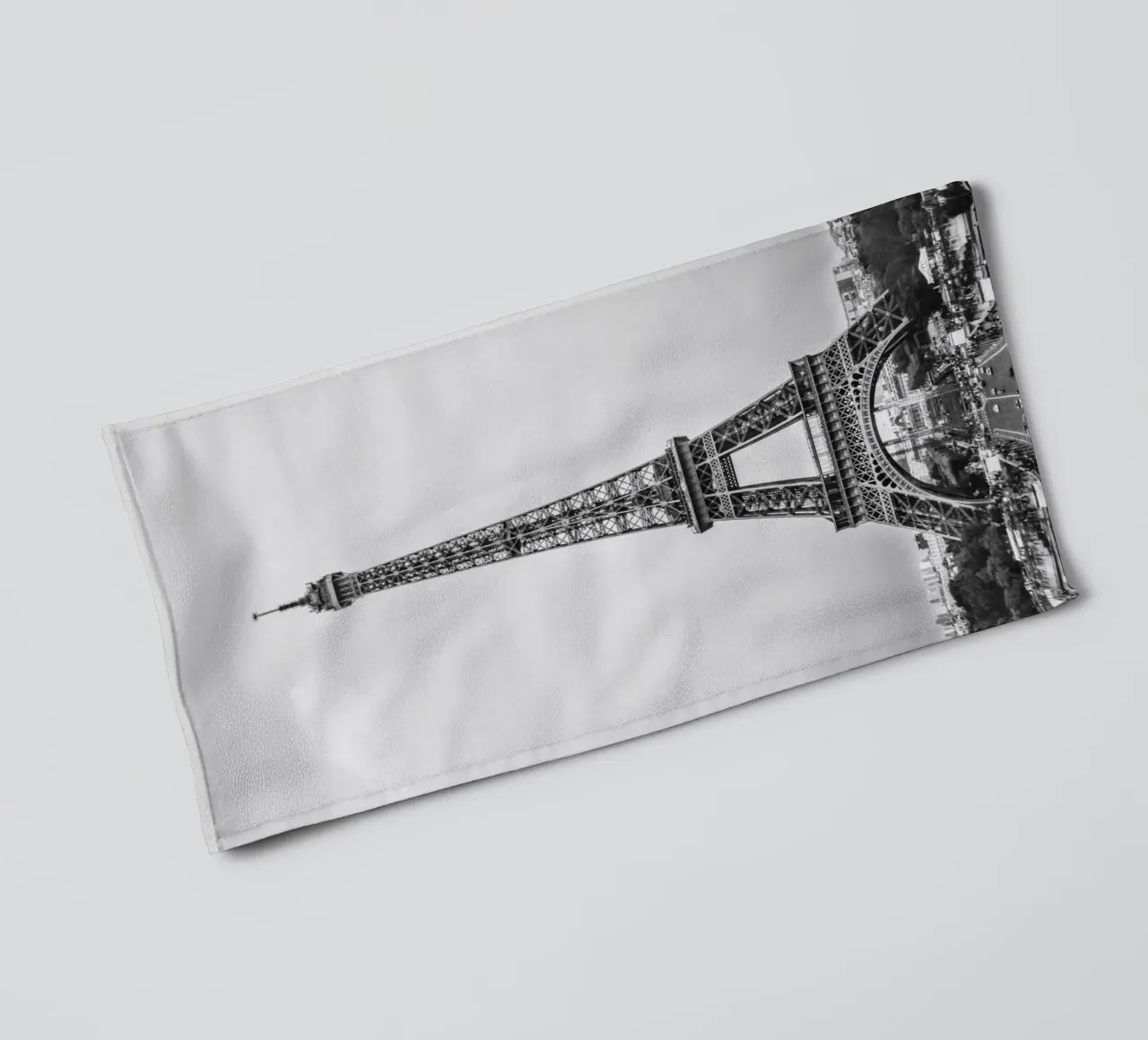 The Eiffel Tower: Still Standing, Still Stunning asciugamano da bagno da zenitt