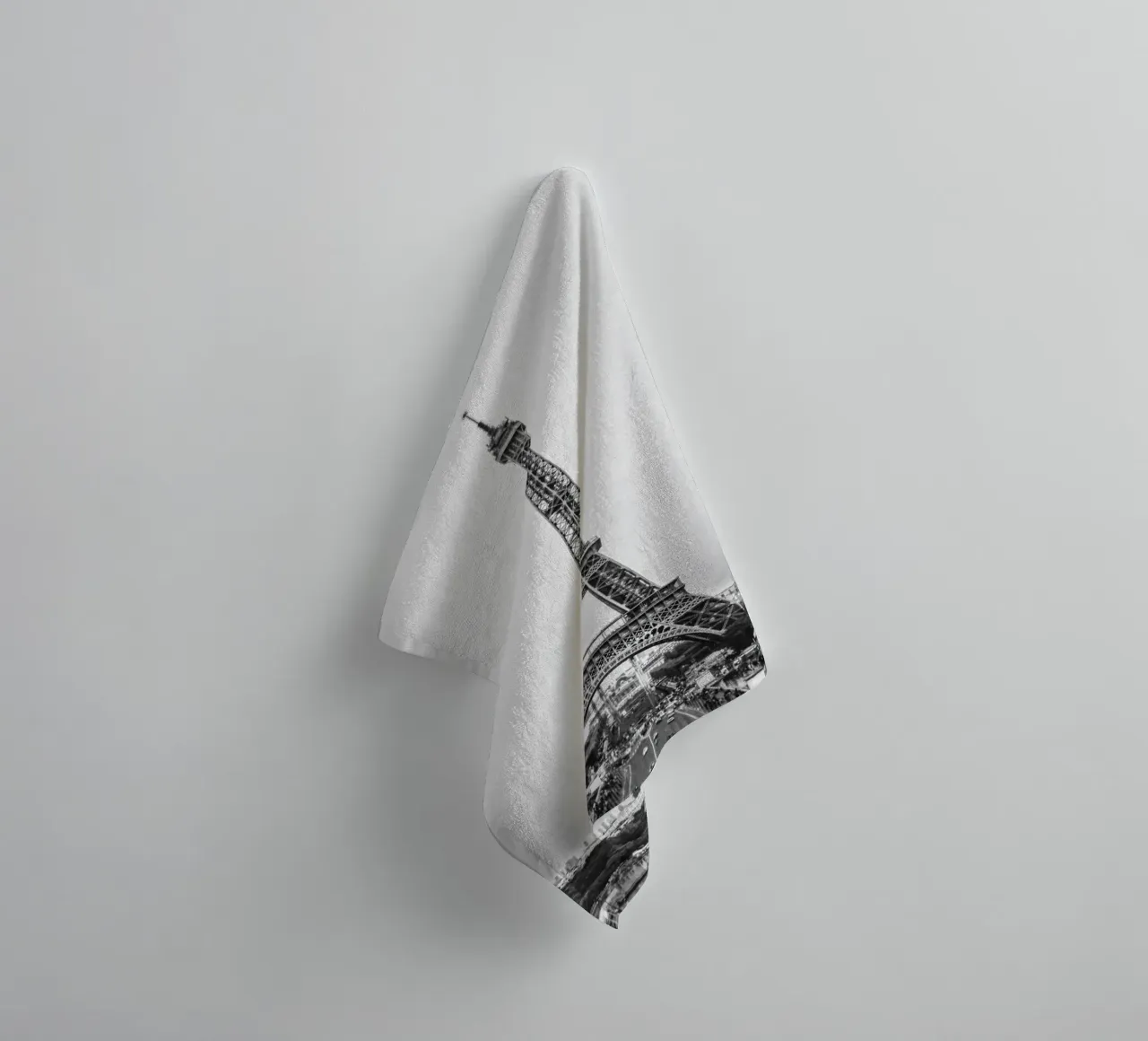 The Eiffel Tower: Still Standing, Still Stunning asciugamano da bagno da zenitt