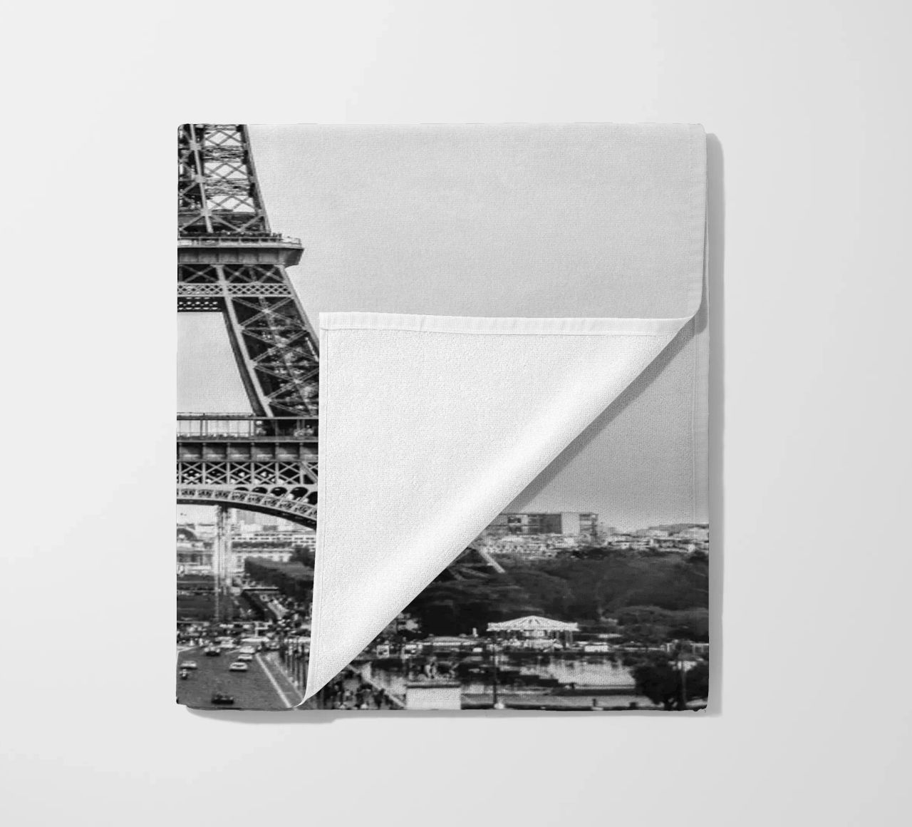 The Eiffel Tower: Still Standing, Still Stunning telo mare da zenitt