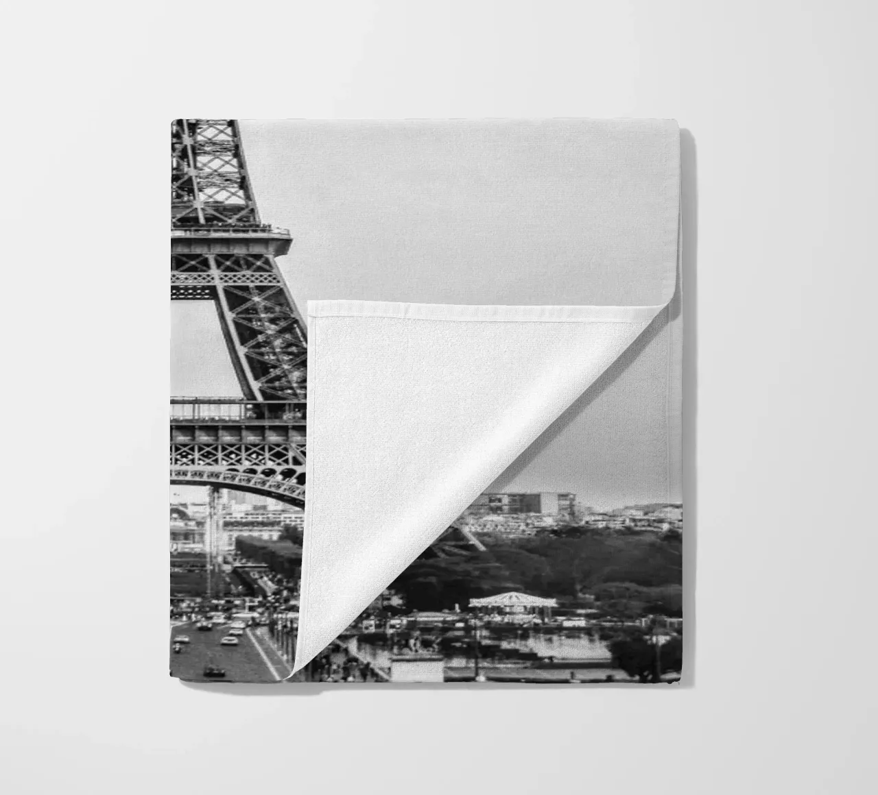 The Eiffel Tower: Still Standing, Still Stunning telo mare da zenitt