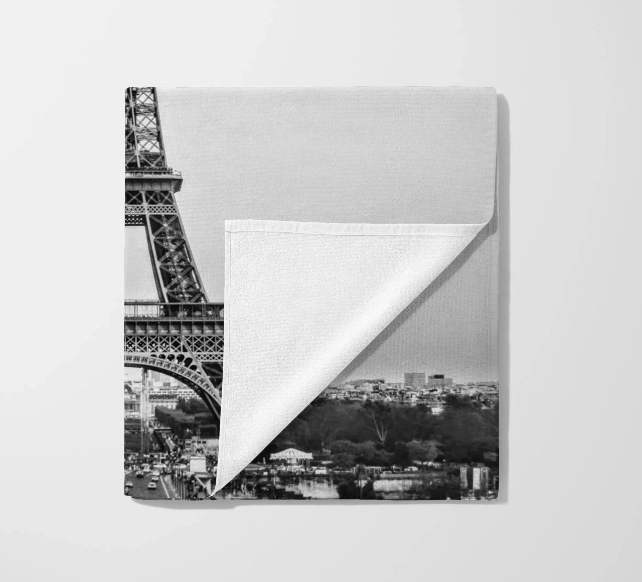 The Eiffel Tower: Still Standing, Still Stunning telo mare da zenitt