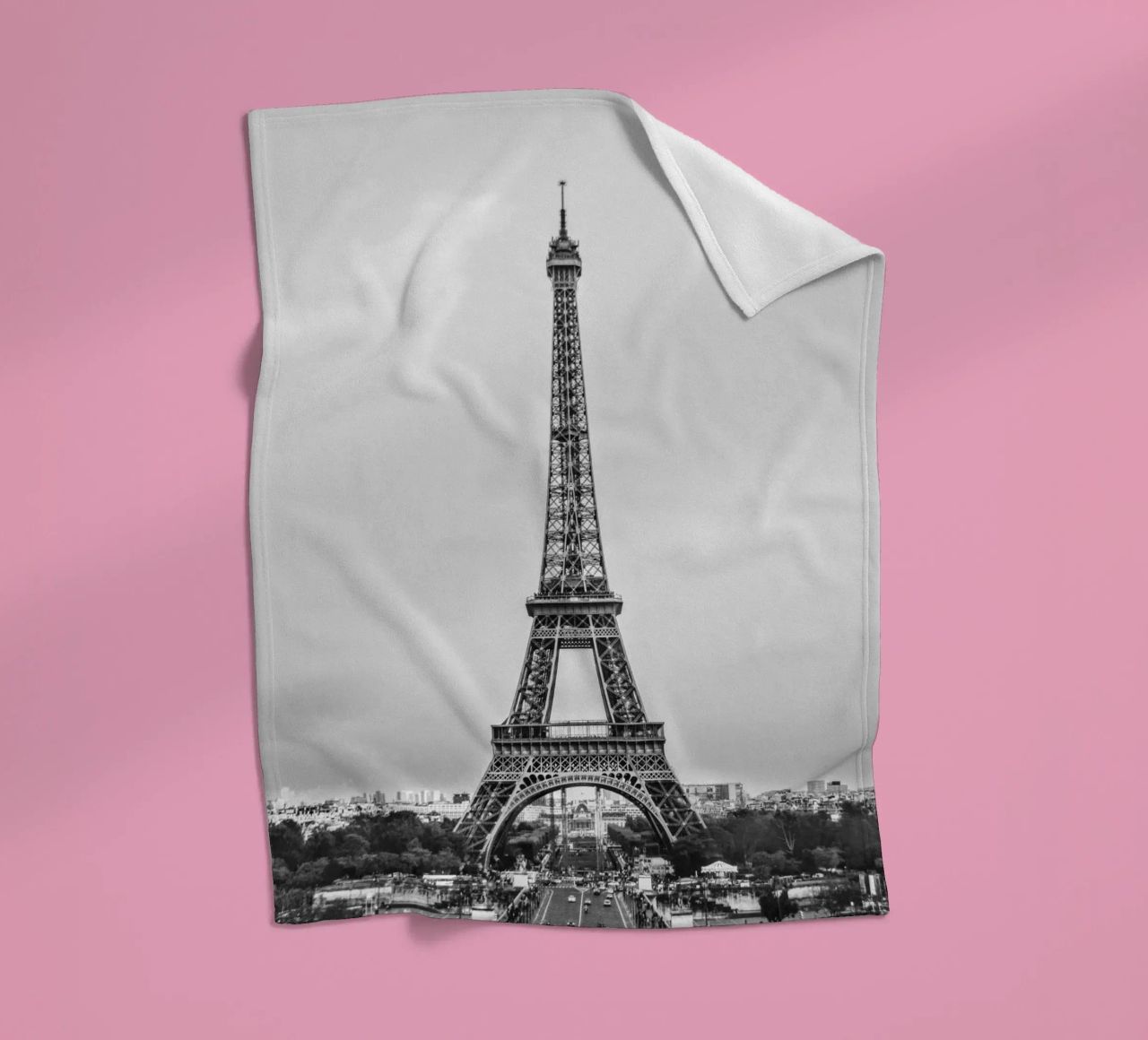 The Eiffel Tower: Still Standing, Still Stunning coperta in pile da zenitt
