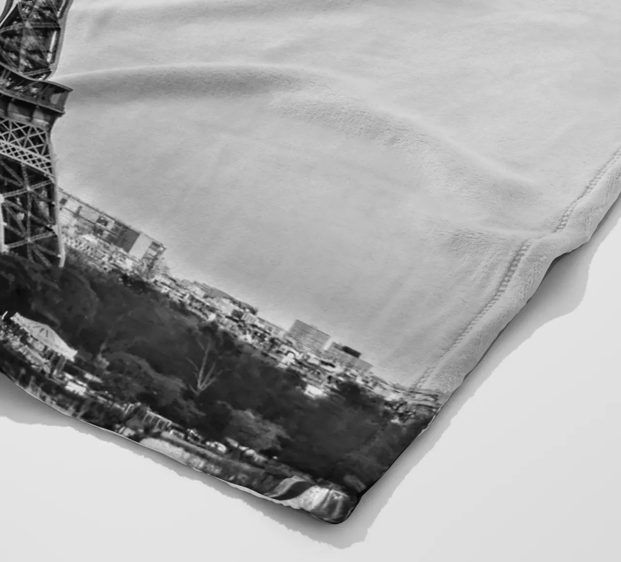 The Eiffel Tower: Still Standing, Still Stunning coperta in pile da zenitt