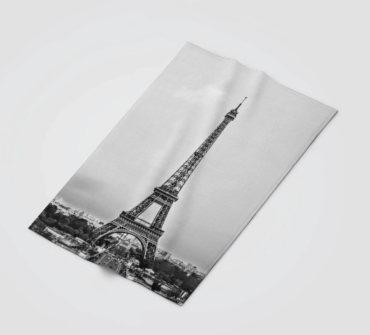 The Eiffel Tower: Still Standing, Still Stunning coperta in pile da zenitt