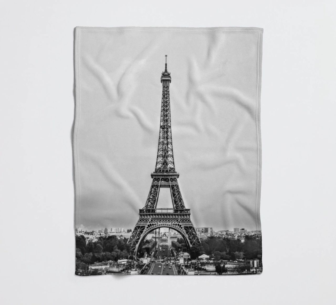 The Eiffel Tower: Still Standing, Still Stunning coperta in pile da zenitt