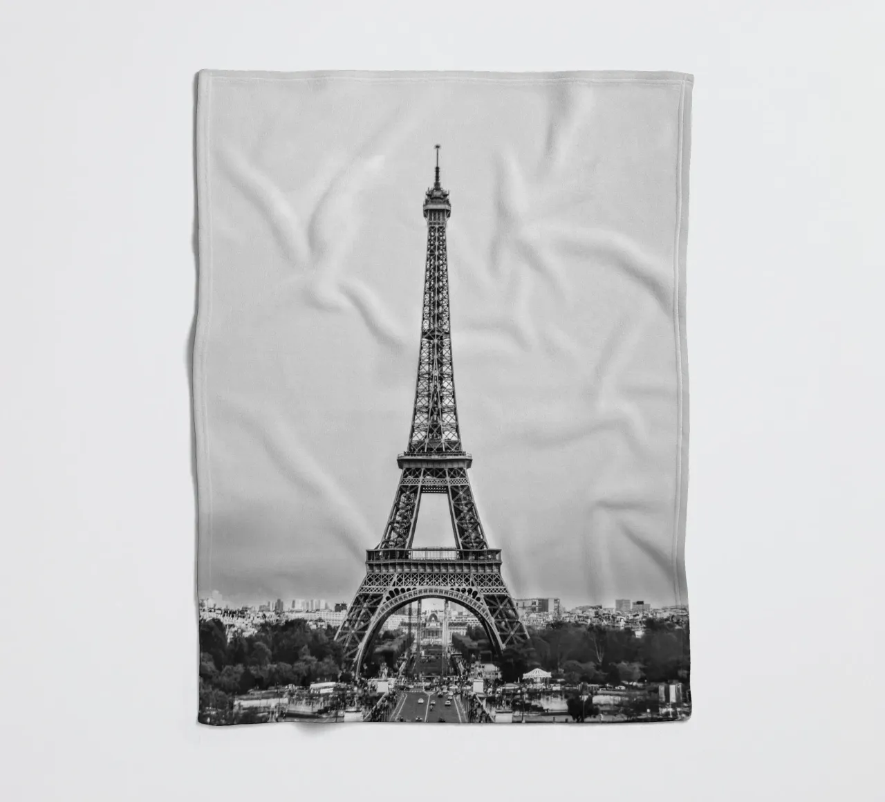 The Eiffel Tower: Still Standing, Still Stunning coperta in pile da zenitt
