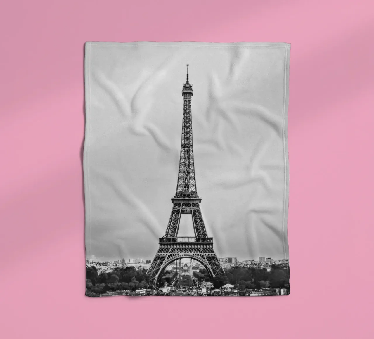 The Eiffel Tower: Still Standing, Still Stunning coperta in pile da zenitt