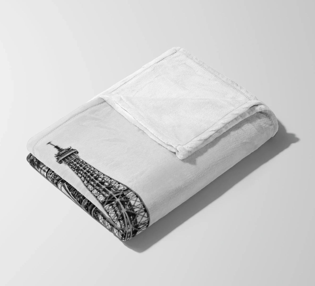 The Eiffel Tower: Still Standing, Still Stunning coperta in pile da zenitt