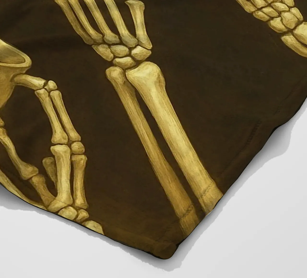 Scheletro con caffè in mano coperta in pile da Rawghenee