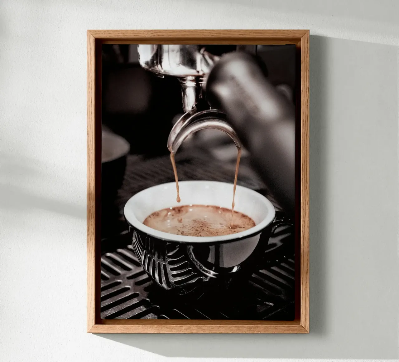 Espresso-Kaffee Leinwand mit Schattenfugenrahmen von Luke Yaeger